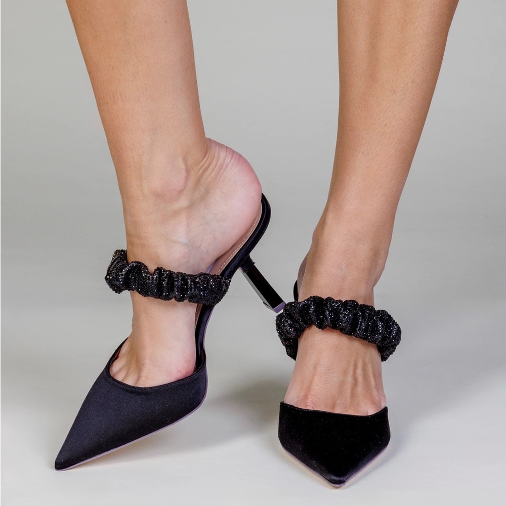 NEW SEBASTIAN MILANO Tina crystal 95 mules
Satin Crystal Strap Pointed toe EU 38